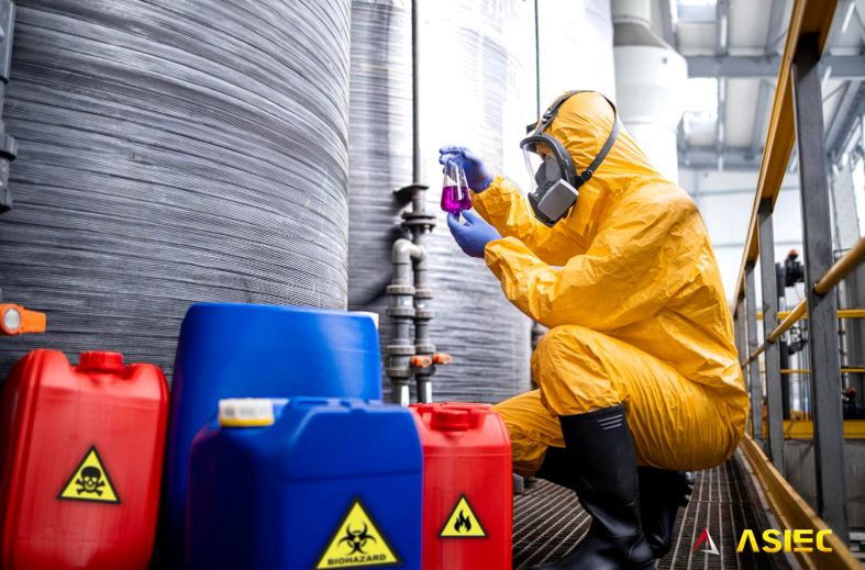 Una imagen de una persona que está previniendo y siendo consciente de los riesgos que tienen los químicos y que ser prevenido es importante siempre en su área de trabajo.